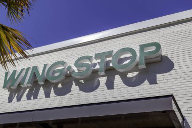 Charleston, Güney Carolina, ABD - 28 Şubat 2020: Charleston, Güney Carolina, ABD 'deki binanın Wingstop Restoranları tarafından imzalanması. Wingstop Inc., tavuk kanatları üzerine uzmanlaşmış bir restoran zinciri..