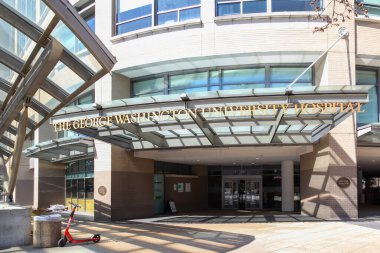 Washington, DC, ABD - 1 Mart 2020: George Washington Üniversitesi Hastanesi 'nin girişi. 
