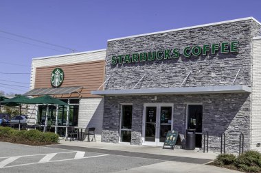 Charleston, Güney Carolina, ABD - 28 Şubat 2020: Charleston, Güney Carolina 'da bir Starbucks kahve dükkanı. Starbucks Corporation bir Amerikan kahve şirketi ve kahve zinciri..