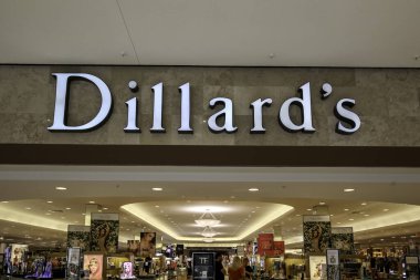 Tampa, Florida, ABD - 23 Şubat 2020: Tampa, Florida, ABD 'de Dillard mağaza tabelası. Dillard 's Inc. bir Amerikan lüks mağaza zinciri.. 