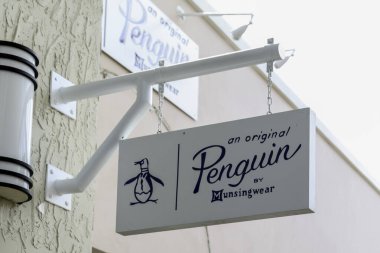 Orlando, Florida, ABD - 20 Ocak 2022: Orijinal Penguen 'in Munsingwear mağazasının asılma tabelasına yakın çekim. Orijinal Penguen bir Amerikan giyim markasıdır.. 