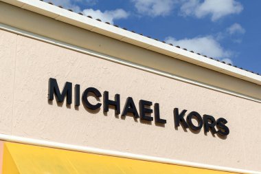 Orlando, Florida, ABD - 24 Şubat 2020: Michael Kors mağaza tabelası Orlando, Florida, ABD girişinin üzerinde. Michael Kors Amerikalı bir moda tasarımcısı.. 