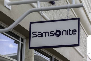 Orlando, Florida, ABD - 24 Şubat 2020: Orlando, Florida, ABD 'de Samsonite mağaza tabelası. Samsonite International S.A., Amerikalı bir bagaj üreticisi ve perakendecisi..