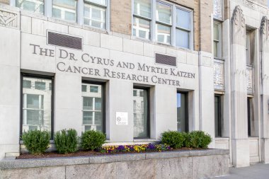 Washington, DC, ABD - 1 Mart 2020: Washington, DC 'deki binada Dr. Cyrus ve Myrtle Katzen Kanser Araştırma Merkezi imzası.