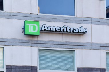 Reston, Virginia, ABD - 1 Mart 2020: TD Ameritrade şubesi Reston, Virginia, ABD. TD Ameritrade, finansal varlıkların ticareti için elektronik ticaret platformu sunan bir komisyoncu.