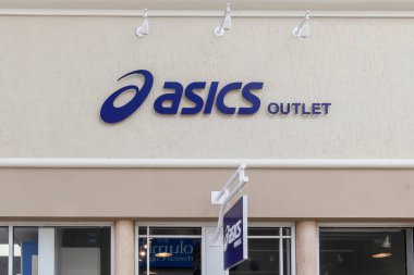 Orlando, Florida, ABD... 24 Şubat 2020: Orlando girişinin üstündeki duvarda ASICS mağaza tabelası. ASICS, ayakkabı ve spor malzemeleri üreten bir Japon şirketidir..