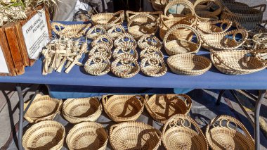 Sweetgrass Sepetleri, Afrika kökenli güzel el sanatları Charleston, Güney Carolina 'daki tarihi Charleston City Market' te sergileniyor..