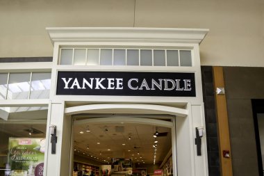 Tampa, Florida, ABD - 23 Şubat 2020: Tampa, Florida, ABD 'deki bir alışveriş merkezindeki Yankee Candle mağazası. Yankee Candle Company, Amerikan kokulu mum üreticisi ve perakendecisi..