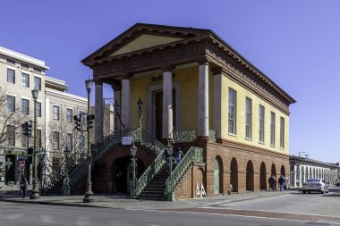 Charleston, Güney Carolina, ABD - 28 Şubat 2020: Charleston, Güney Carolina, ABD 'deki City Market binası. Şehir Marketi, Charleston şehir merkezinde tarihi bir pazar kompleksidir..