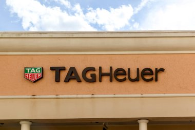 Orlando, Florida, ABD - 24 Şubat 2020: Orlando, ABD 'de TAG Heuer mağaza tabelası. TAG Heuer S.A. İsviçreli lüks bir saat tamircisidir..