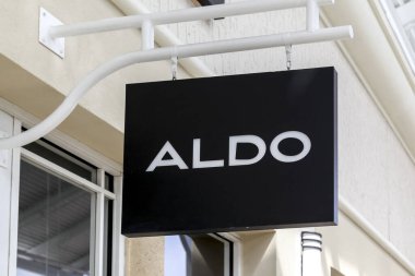 Orlando, Florida, ABD... 24 Şubat 2020: Orlando, Florida, ABD 'deki mağazanın önünde asılı Aldo tabelası. Aldo Grubu, dünya çapında ayakkabı mağazaları zinciri olan Kanadalı bir perakendecidir..