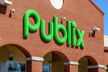Charleston, Güney Carolina, ABD - 28 Şubat 2020: Publix Supermarket tabelasını kapatın. Publix Super Markets, Amerikan süpermarket zinciri.. 