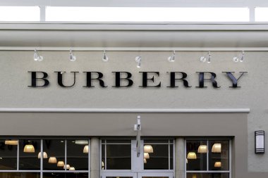 Orlando, Florida, ABD - 24 Şubat 2020: Orlando, Florida, ABD 'deki mağaza girişinin üstündeki Burberry tabelası. Burberry Group PLC bir İngiliz lüks moda evi..