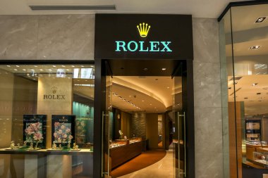 Tampa, Florida, ABD - 23 Şubat 2020: Tampa, Florida, ABD 'deki Rolex mağazası. Rolex SA İsviçreli lüks saat üreticisi..