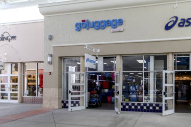 Orlando, Florida, USA- 24 Şubat 2020: Orlando Florida, ABD 'de bir Go Bavulu mağazası; Go Bagaj Şirketi seyahat ürünleri sunan bir Amerikan perakende şirketidir.. 