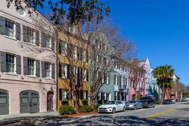 Charleston, Güney Carolina, ABD - 28 Şubat 2020: Sabah Rainbow Row, Charleston, Güney Carolina 'daki bir dizi renkli tarihi evin adı.