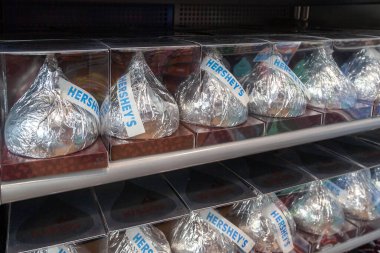 Pennsylvania, New York, ABD - 2 Mart 2020: HERSHEY 'nin Öpücükleri Çikolata Devi Şekerler bir mağaza rafında. Hershey bir Amerikan şirketidir ve dünyanın en büyük çikolata üreticilerinden biridir..  