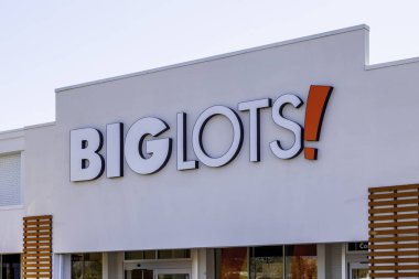 Charleston, Güney Carolina, ABD - 28 Şubat 2020: Charleston, Güney Carolina, ABD 'deki Big Lots mağazalarından biri. Big Lots, Inc. bir Amerikan perakende şirketi.. 