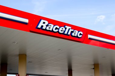 Napoli, FL, ABD - 31 Aralık 2021: Houston, Teksas, ABD 'deki bir RaceTrac benzin istasyonu. RaceTrac, bir benzin istasyonları zinciri işleten bir Amerikan şirketidir..