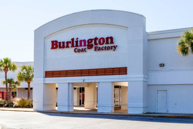 Charleston, Güney Carolina, ABD - 28 Şubat 2020: Charleston, Güney Carolina, ABD 'deki Burlington Coat Factory mağazası. Burlington, Amerikan ulusal indirimli mağaza perakendecisi. 
