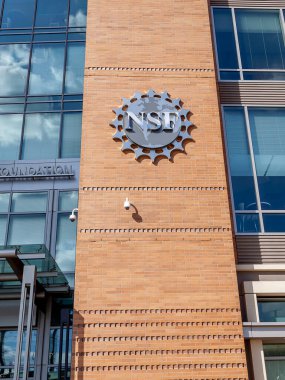 Washington D.C., ABD - 29 Şubat 2020: Washington D.C. 'deki duvarda Ulusal Bilim Vakfı Mührü (NSF). NSF bir Amerikan devlet dairesi..