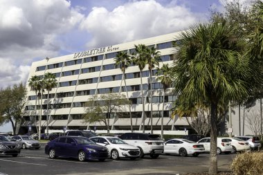 Tampa, Florida, ABD - 23 Şubat 2020: Tampa, Florida, ABD 'deki Hilton Hotel' de DoubleTree. Hilton tarafından üretilen DoubleTree, Hilton Worldwide 'ın bir parçasıdır..