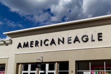 Orlando, Florida, ABD - 24 Şubat 2020: American Eagle Outfitters, Orlando, Florida 'daki Vineland Premium Outlets mağazasında mağaza önü, Amerikalı bir giyim ve aksesuar perakendecisi. 