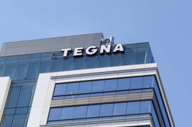 Tysons Corner, Virginia, USA- 1 Mart 2020: Tysons Corner, Virginia 'daki binada TEGNA tabelası. Tegna Inc., Amerika Birleşik Devletleri 'nde yayımlanan dijital medya ve pazarlama hizmetleri şirketidir.. 