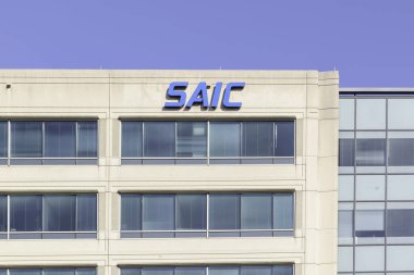 Tysons Corner, Virginia, ABD - 1 Mart 2020: Virginia, McLean, ABD 'deki ofis binasında SAIC tabelası. SAIC, devlet hizmetleri ve bilgi teknolojisi desteği sağlayan bir Amerikan şirketidir..