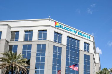 Tampa, FL, ABD - 8 Ocak 2022: Tampa, FL, ABD 'deki Bloomin' Brand genel merkezi. Bloomin 'Brands, Inc., birkaç günlük Amerikan restoranı zincirinin sahibi olan bir restoran holding şirketi.. 
