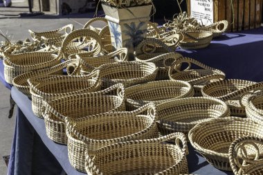 Charleston, Güney Carolina, ABD - 28 Şubat 2020: Sweetgrass Baskets, Afrika kökenli güzel el sanatları ürünü Charleston, Güney Carolina 'daki tarihi Charleston City Market' te sergileniyor.