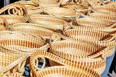 Charleston, Güney Carolina, ABD - 28 Şubat 2020: Sweetgrass Baskets, Afrika kökenli güzel el sanatları ürünü Charleston, Güney Carolina 'daki tarihi Charleston City Market' te sergileniyor.