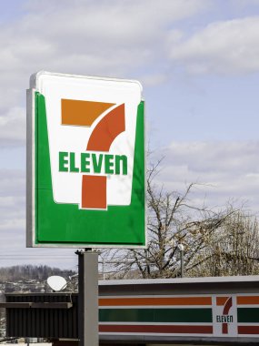 Washington D.C., ABD - 29 Şubat 2020: Washington D.C., ABD 'deki 7ELEVen tabelasını kapatın. 7-Eleven Inc. (7ELEVen olarak stilize edilir), Japon-Amerikan uluslararası market zinciri..