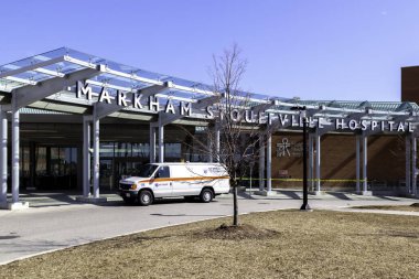 Markham, Ontario, Kanada - 21 Mart 2020 Markham Stouffville Hastanesi 'nin girişinde bir ambulans.