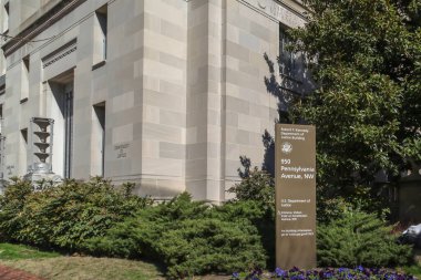 Washington D.C., ABD - 29 Şubat 2020: ABD Adalet Bakanlığı 'nın (DOJ) Washington, D.C.' deki genel merkez binalarının önünde bir işareti.