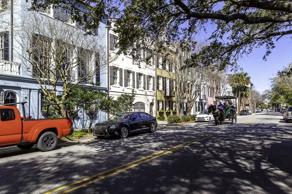 Charleston, Güney Carolina, ABD - 28 Şubat 2020: Sabah Rainbow Row, Charleston, Güney Carolina 'daki bir dizi renkli tarihi evin adı.