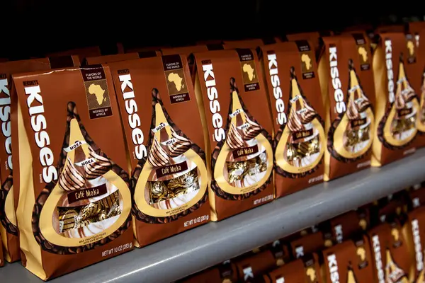 美国宾夕法尼亚州 2020年3月2日 赫希的 吻世界美食集 Kisses Flavors World Collection 在一家商店里的咖啡店里展示糖果包 赫希是一家美国巧克力制造商 — 图库照片