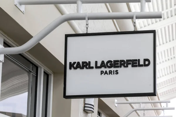 美国佛罗里达州奥兰多 2020年2月24日 拉格菲尔德 帕里斯在美国佛罗里达州奥兰多市的商店外悬挂标语 拉格菲尔德是一位德国时装设计师 — 图库照片