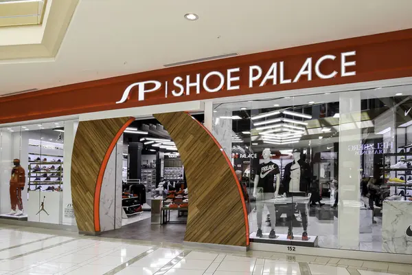 美国佛罗里达州坦帕 2020年2月23日 美国佛罗里达州坦帕购物中心的鞋宫店面 鞋子宫 Shoe Palace 是美国的一种运动鞋和服装零售连锁店 — 图库照片
