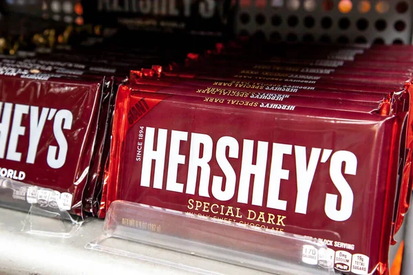 Pennsylvania, New York, ABD - 2 Mart 2020 Hershey 'in özel siyah çikolataları bir mağaza rafında. Hershey bir Amerikan şirketidir ve dünyanın en büyük çikolata üreticilerinden biridir.. 