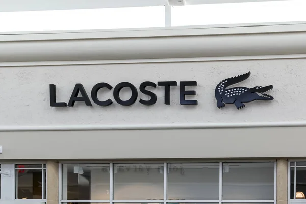 美国佛罗里达州奥兰多 2020年2月24日 美国佛罗里达州奥兰多拉科斯特大楼的拉科斯特商店标志 拉科斯特是一家法国服装公司 — 图库照片