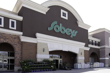 Toronto, Kanada - 9 Mayıs 2019: Toronto 'daki binada Sobeys mağaza tabelası. Sobeys Inc., Kanada 'daki en büyük ikinci gıda perakendecisi..