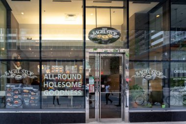 Toronto, Kanada - 13 Ağustos 2019: Toronto şehir merkezinde bir Bagel Stop Restoranı.