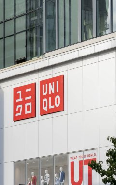 Toronto, Kanada - 16 Kasım 2021: Toronto, Kanada 'daki Eaton Center' ın duvarında Uniqlo mağaza tabelası. Uniqlo Co., Ltd. Japon günlük giyim tasarımcısı, üretici ve perakendecisi..