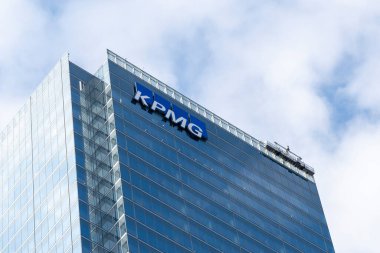 Toronto, Kanada - 13 Ağustos 2019: Toronto 'daki ofis binasında KPMG tabelası. KPMG Uluslararası Kooperatif profesyonel bir hizmet ağıdır ve Büyük Dört muhasebe kuruluşundan biridir..