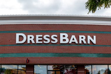 Buffalo, New York, ABD - 2 Eylül 2019: Dress Barn tabelasının kapanışı ABD 'nin Buffalo kentinde görülmektedir. Dress Barn, Ascena Perakende Grubu 'nun sahibi olduğu kadın giyim mağazaları zinciri..