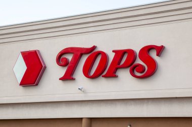 Buffalo, New York, ABD - 2 Eylül 2019: Buffalo, New York, ABD 'deki Tops süpermarket tabelasına yakın çekim. Top Friendly Markets, Amherst, New York merkezli bir Amerikan süpermarket zinciri..