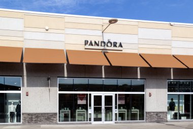 Niagara Gölünde, Kanada... 10 Eylül 2019: Niagara 'daki Outlet Koleksiyonunda Pandora mağazası. Pandora, Danimarkalı bir mücevher üreticisi ve perakendecisi..