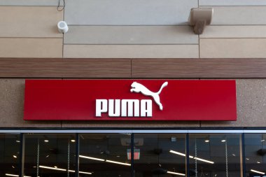 PUMA mağazası 10 Eylül 2019 tarihinde Ontario, Kanada 'da Niagara-on-the-Lake' de görülmektedir. PUMA, Alman atletik ve gündelik ayakkabı, giysi ve aksesuar üreticisi bir firma..