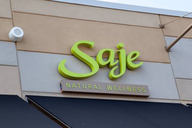 Niagara-on-the-Lake, ON, Kanada - 10 Eylül 2019: Saje mağaza tabelasının kapatılması. Saje Doğal Sağlık Kanadalı bir perakendecidir. Temel yağlar ve cilt bakım ürünleri..